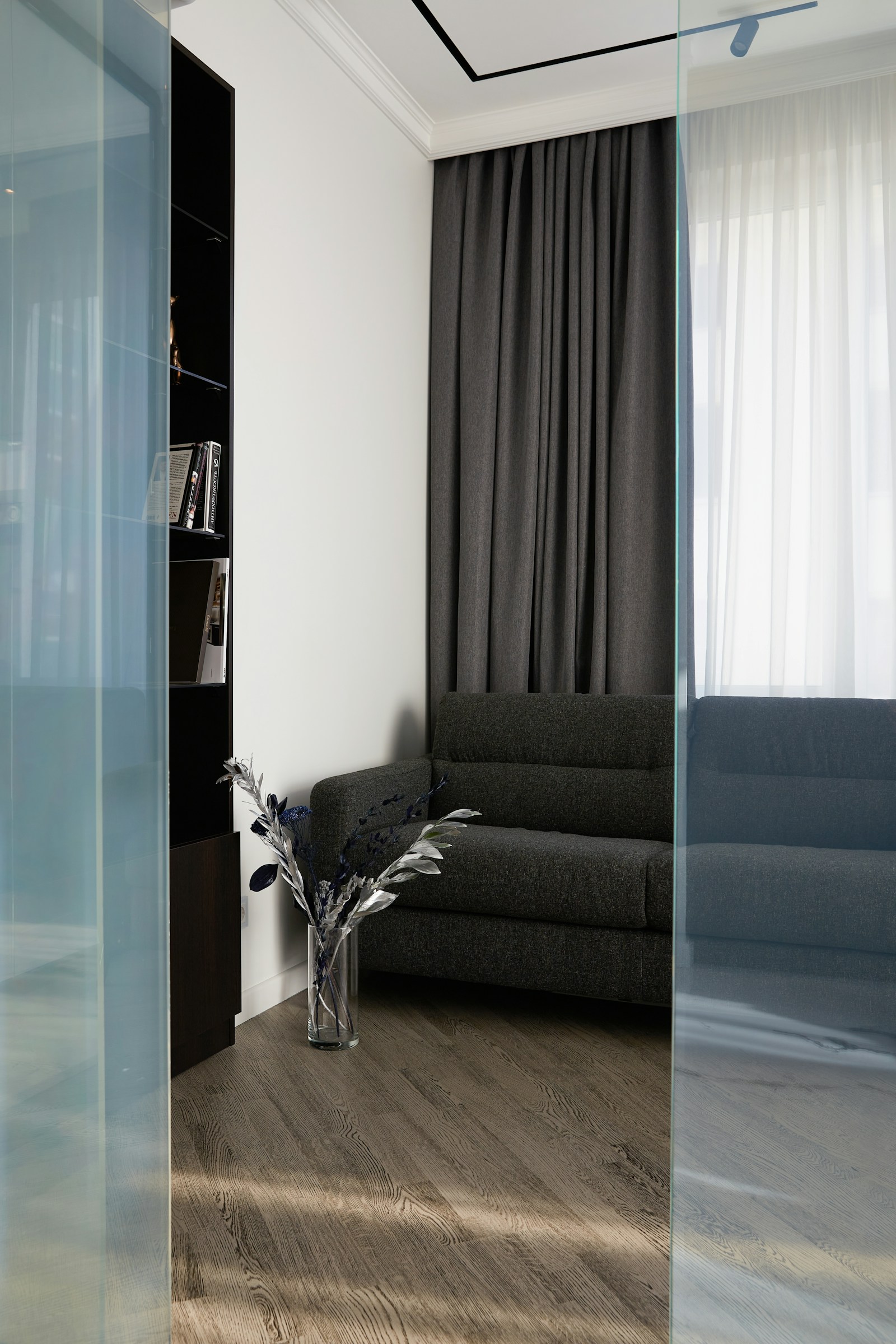Svijetla dnevna soba s jasno postavljenim zonama